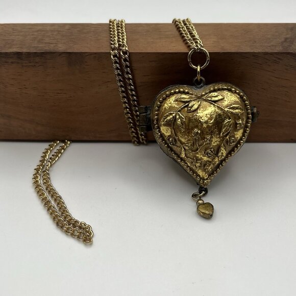 VTG Ornate Heart Trinket Locket Pendant Necklace Brass Floral Chunky Romantic - Picture 2 of 7